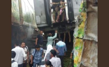 Nagpur-Mumbai Duronto Express: 6 coaches derail near Titwala station Nagpur Mumbai Duronto Express: 5 coaches derailed near Titwala station