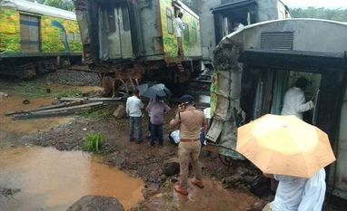 Nagpur-Mumbai Duranto Express: 10 coaches derailed due to landslide, rain Nagpur-Mumbai Duranto Express: 9 coaches derailed due to landslide, rain