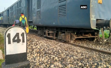 7 coaches of Shaktipunj Express derail in UP, no casualties reported even coaches of Howrah-Jabalpur-Shaktikunj Express derail near Obra; no injuries reported