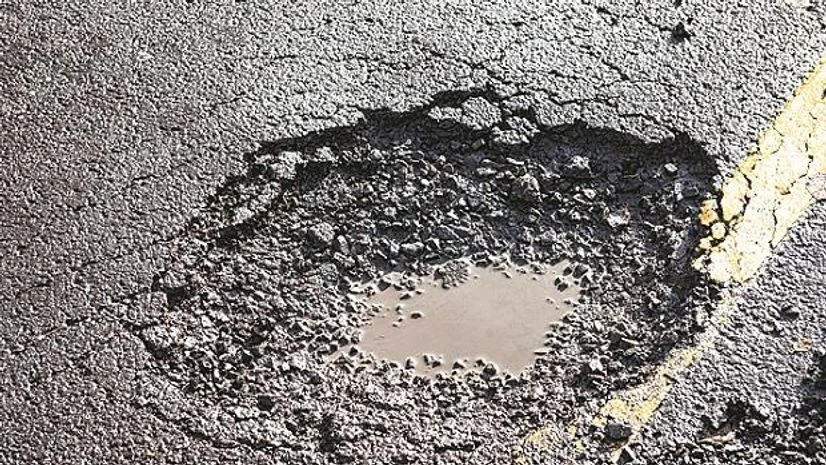 road, pothole People killed in road accidents in India increased by 4.6% — from 141,526 in 2014 to 148,707 in 2015