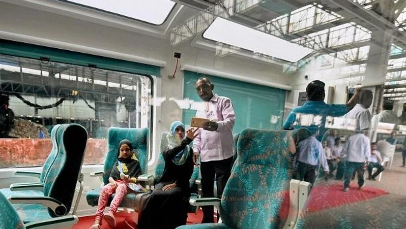 Indian Railways, Vistadome, Central Railway, glass roof People having a view of the new Vista Dome (glass top) coach displayed at the Chatrapati Shivaji Maharaj terminus in Mumbai. Photo: PTI