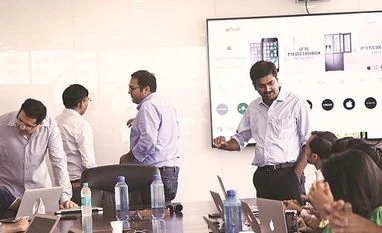 Coldplay tracks, yoga to help e-tail staff battle sales war stress A look inside the war room of Paytm Mall. Amit Sinha, COO, Paytm Mall, with his team. Photo: Paytm