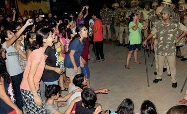FIR registered against 1,000 BHU students; 2 cops removed over lathi-charge BHU, BHU protest, girl molestation