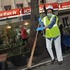 Chanda Kochhar, MD & CEO, ICICI Bank participate in the 'Swachhta Hi Seva' campaign by cleaning the surroundings of the bank's branch. Photo: Kamlesh Pednekar