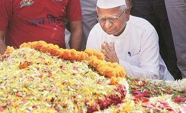Anna Hazare slams Modi govt over failure to appoint Lokpal Anna Hazare pays tribute to Mahatma Gandhi at Raj Ghat in New Delhi on Monday. Photo: PTI
