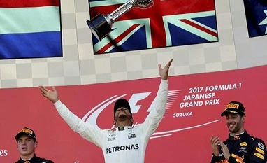 Japanese Grand Prix: Lewis Hamilton wins as Sebastian Vettel retires Lewis Hamilton