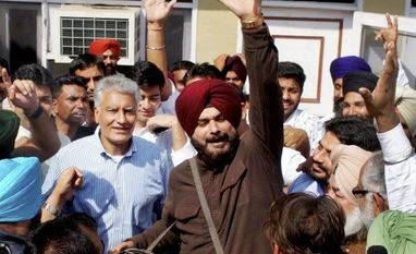 Cong wrests Gurdaspur LS seat from BJP-SAD; UDF ally wins Vengara bypoll Sidhu