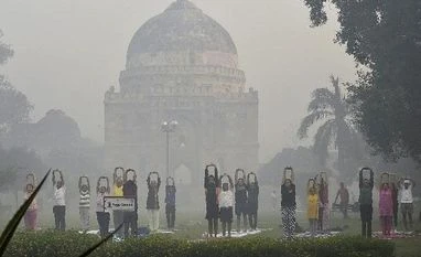 Delhiites will soon need to carry oxygen cylinders with them; here's why Diwali 2017 pics: Air pollution chokes Delhiites, dense fog clouds vision