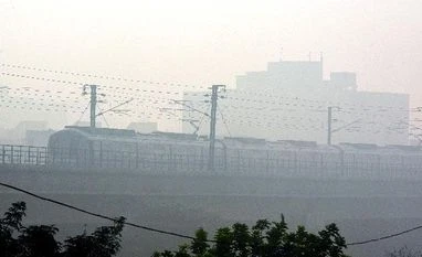 Delhi air quality improves, AQI at 272; but may worsen due to Bhalaswa fire Diwali 2017 pics: Air pollution chokes Delhiites, dense fog clouds vision