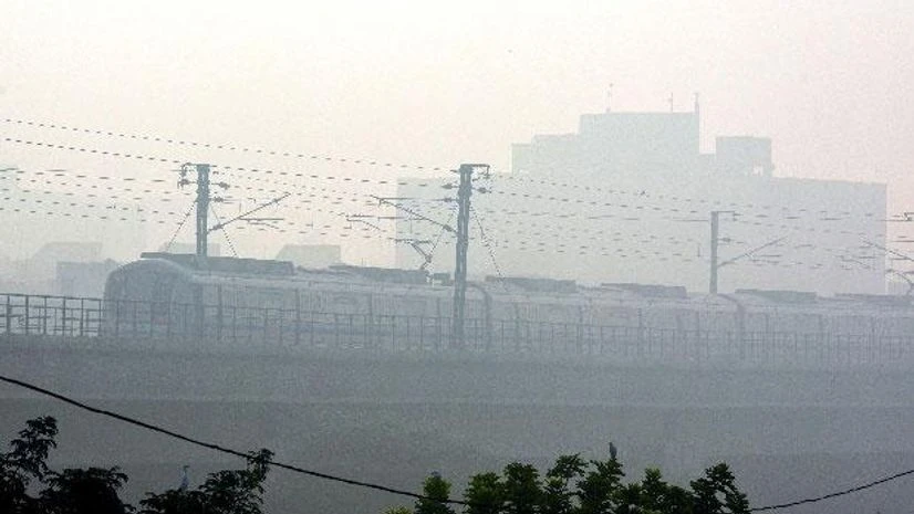 Diwali 2017 pics: Air pollution chokes Delhiites, dense fog clouds vision Diwali 2017 pics: Air pollution chokes Delhiites, dense fog clouds vision