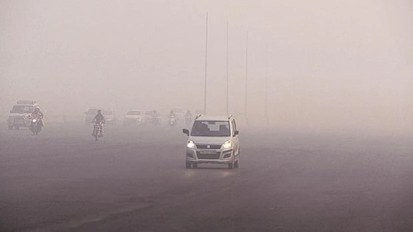 Smog restricts vision on a Delhi road after Diwali. Photo: Dalip Kumar Delhi, Diwali, toxic haze, smog