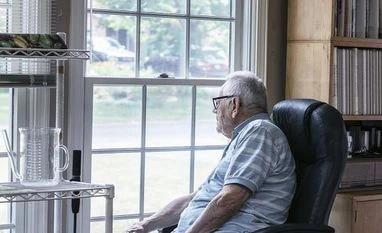 Delayed response to words may be linked to Alzheimer's Old man, Alzheimer's disease