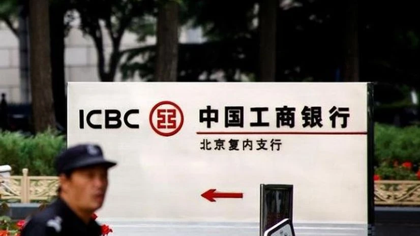A security guard sits on front of the headquarters of the ICBC bank in Beijing, China. Photo: Reuters china bank, ICBC bank