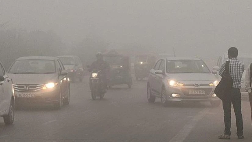 Vehicles drive through heavy smog near Akshardham Metro Station in New Delhi on Wednesday. Photo: PTI Vehicles drive through heavy smog near Akshardham Metro Station in New Delhi on Wednesday. Photo: PTI