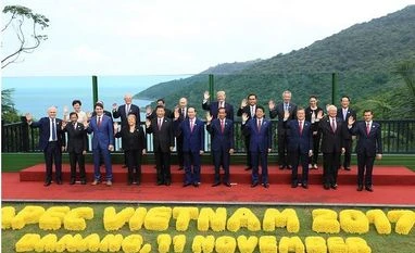 Trump and Putin finally chat at APEC family photo shoot Apec Family Shoot