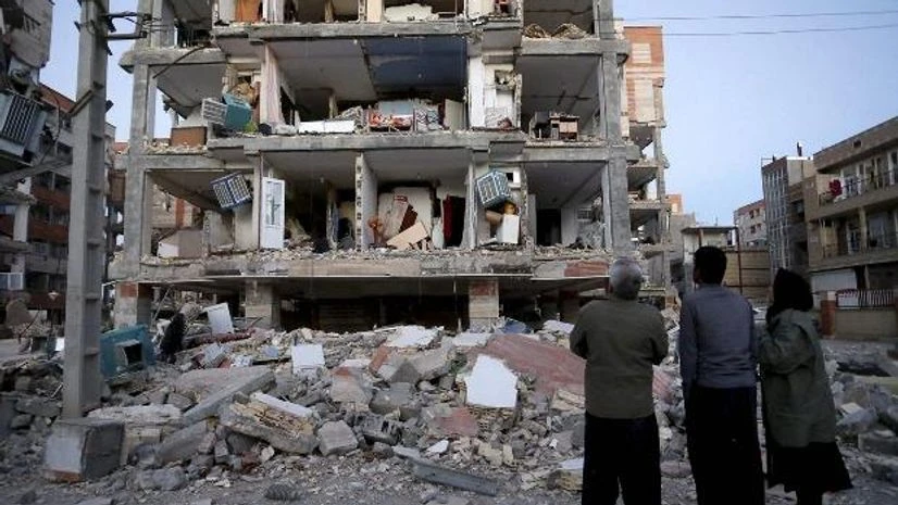 iran iraq earthquake, iraq earthquake, earthquake in iran, iraq iran border earthquake, iran earthquake news, earthquake in iraq, earthquakes in israel People look at destroyed buildings after an earthquake at the city of Sarpol-e-Zahab in western Iran