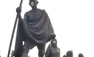 Delhi: 2 MLAs tie mask on Gandhi statue, protest against unused green fund Delhi smog, Delhi pollution, Kejriwal governemnt