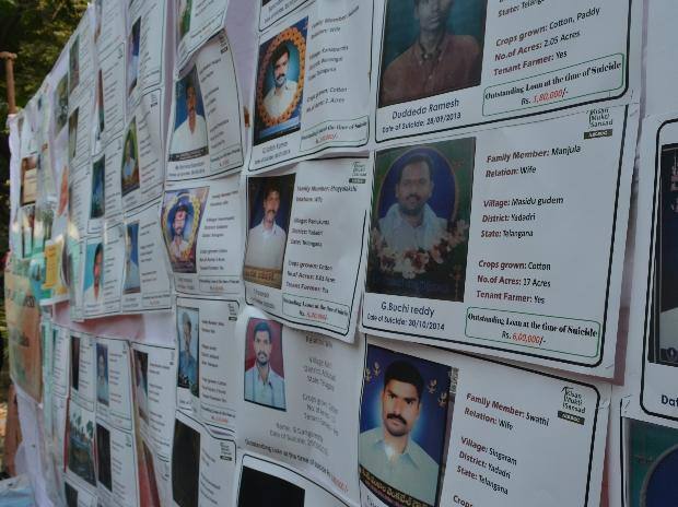 Farmers protest in Delhi demanding loan waivers and fair prices