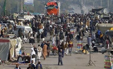 Islamabad siege: Pak cleric calls off protests after law minister quits Pakistan