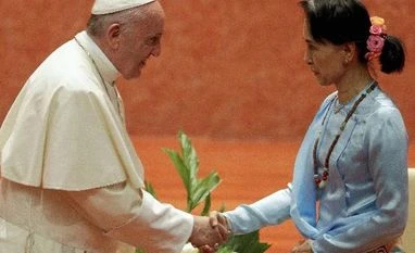 Pope Francis calls for justice, respect in Myanmar; avoids Rohingya issue Pope Francis, Aung San Suu Kyi