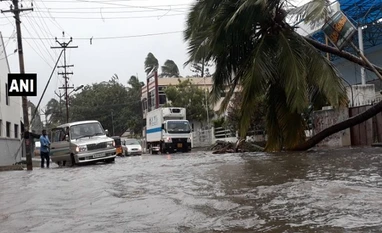 Heavy rains to lash south Tamil Nadu, Kerala due to cyclone Ockhi Heavy rains, strong winds disrupt normal life in Kanyakumari, MET Department predicts heavy rainfall in the town for the next 24 hours.
