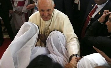 Pope Francis says he wept while meeting Rohingya refugees Bangladeshi Catholic nuns greet Pope Francis during his visit to Church of the Holy Rosary in Dhaka. Photo: PTI