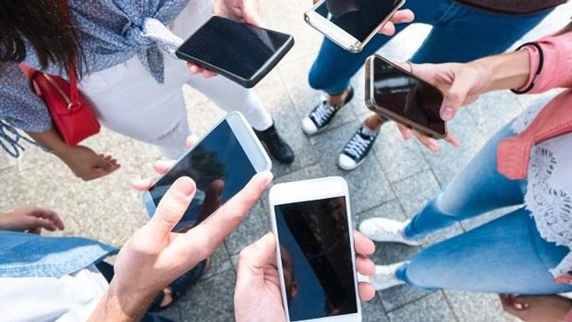 51% Indian mobile users glare at phones every 10 mins even without alerts teenage, smartphones, mobiles, social networking, social media