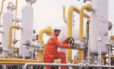 IOC signs annual deal on option to buy crude from Russia's Rosneft Led by Rosneft, Essar Oil sees retail expansion, new oil supplies