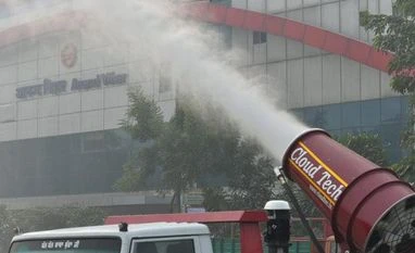 'Anti-smog gun' used in Anand Vihar; little effect on reducing pollution Anti-smog
