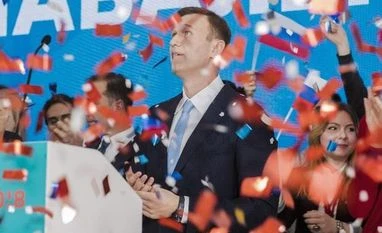 Thousands of Russians endorse Alexei Navalny to challenge Vladimir Putin Alexei Navalny