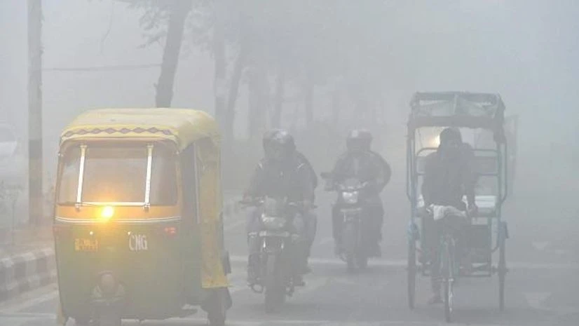 People commute in thick fog in New Delhi on Sunday morning. Photo: PTI People commute in thick fog in New Delhi on Sunday morning. Photo: PTI