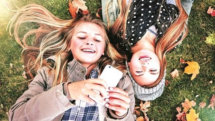 Apple, iPhones, children using smartphones Apple, iPhones, children using smartphones