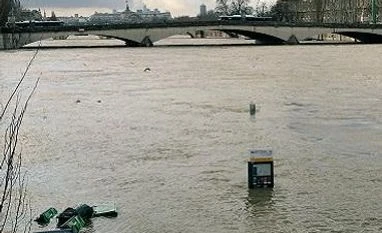 1,500 people evacuated as Seine river keeps rising in flood-hit Paris Paris floods, floods, siene river