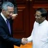 Singapore Prime Minister Lee Hsien Loong (L) shakes hands with Sri Lankan President Maithripala Sirisena in Colombo, Sri Lanka. Photo: Reuters.