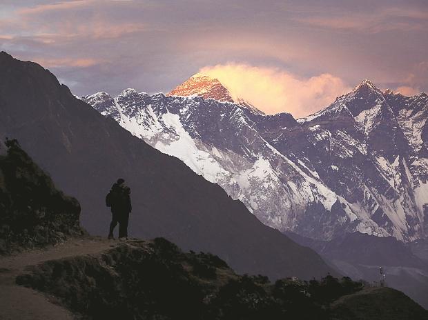 Coronavirus pandemic fails to deter hundreds of climbers on Mount Everest