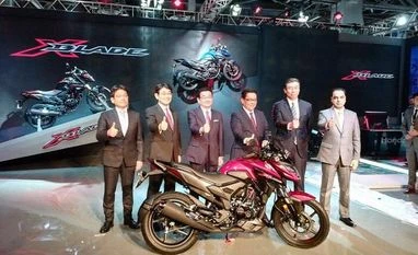 Honda Motorcycle and Scooter India unveils 160cc X-Blade,10 other models Honda X-Blade