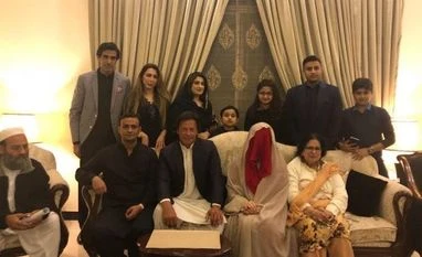 From 'aspiring' groom to bride's 'veil', Imran Khan's marriage a meme riot Imran Khan's wedding