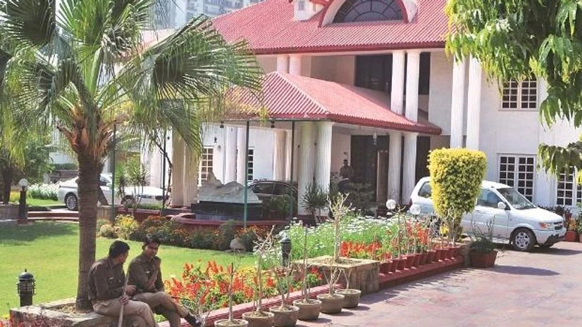 Police personnel outside Rotomac Global MD Vikram Kothari's bungalow after the CBI conducted a raid, Kanpur on Monday PTI Police personnel outside Rotomac Global MD Vikram Kothari's bungalow after the CBI conducted a raid, Kanpur on Monday PTI