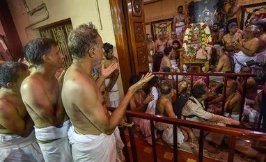 Restive crowd leads to tense moments during final rites of Shankarcharya Kanchi Sankaracharya Sri Jayendra Saraswathi