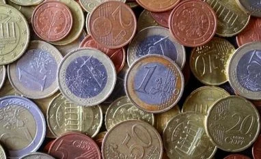 Euro falls to July 2020 lows as Germany's business morale darkens eurozone