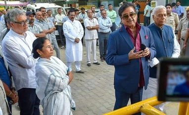 Mamata Banerjee meets Sonia, BJP blames Rahul for House slowdown Mamata meets BJP Leaders