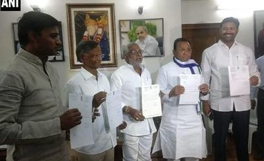 Andhra special status row: 5 YSR Cong MPs resign, sit on hunger strike ysr congress