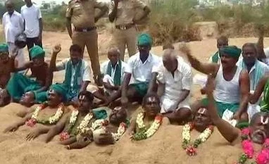 Tamil Nadu bandh: Farmers bury themselves in sand in protest; 10 highlights Tamil Nadu bandh: Karnataka-Tamil Nadu bus services resume; 10 developments