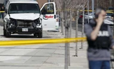 Toronto van attack: 10 killed, 15 injured in vehicle crash; driver nabbed Toronto van attack
