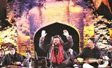 Youth sometimes get carried away by emotions: BJP MP on girl's murder Hans Raj Hans performing at Jahan-e-Khusrau in Delhi