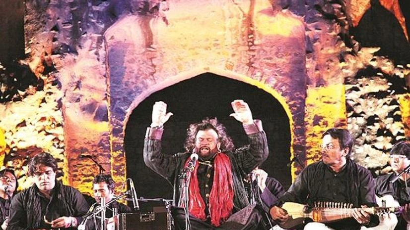Hans Raj Hans performing at Jahan-e-Khusrau in Delhi Hans Raj Hans performing at Jahan-e-Khusrau in Delhi