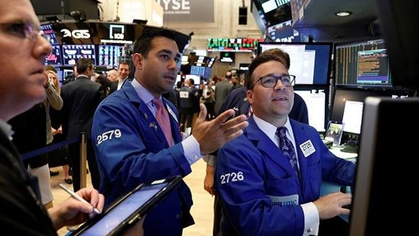 Traders on the floor of the New York Stock Exchange. | Photo: Reuters Traders on the floor of the New York Stock Exchange. | Photo: Reuters