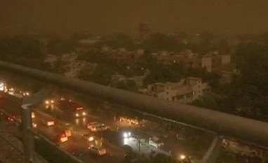 Relief from scorching heat as heavy dust storm, rain lash Delhi-NCR delhi rain, duststorm