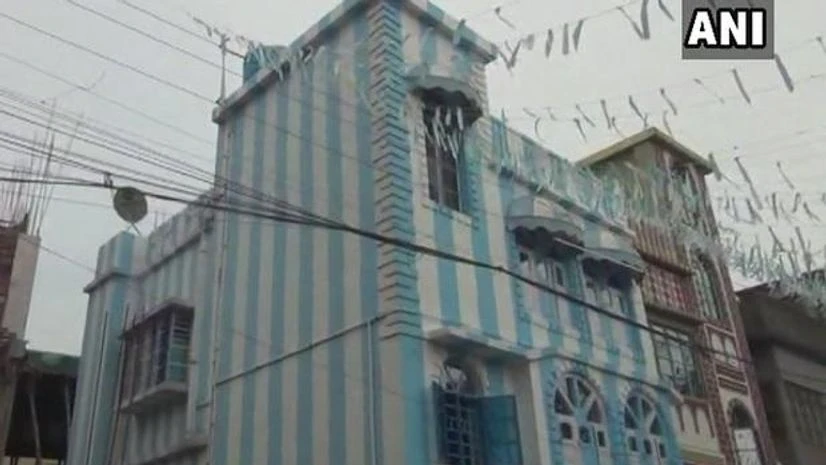 Kolkata Messi fan Kolkata tea seller paints his house with Argentina colours