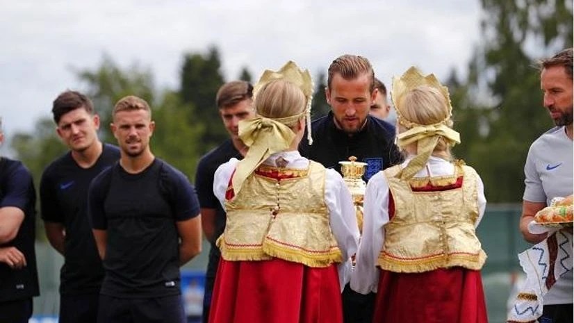 Women in traditional dresses bearing gifts of decorated local bread (Photo: @HKane twitter)